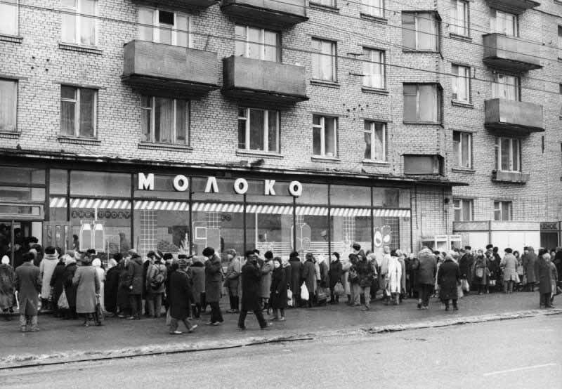 За молочными продуктами выстраивались длинные очереди с самого раннего утра