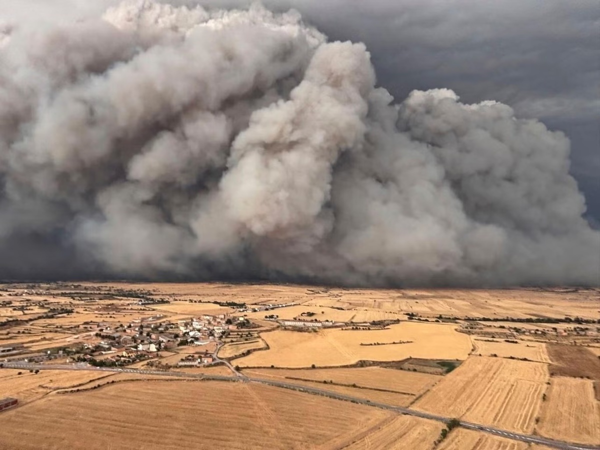 Неконтролируемый пожар бушует на лугах в регионе Сегарра в сельской провинции Лерида, Испания, 1 июля 2025 года. ©AP Photo