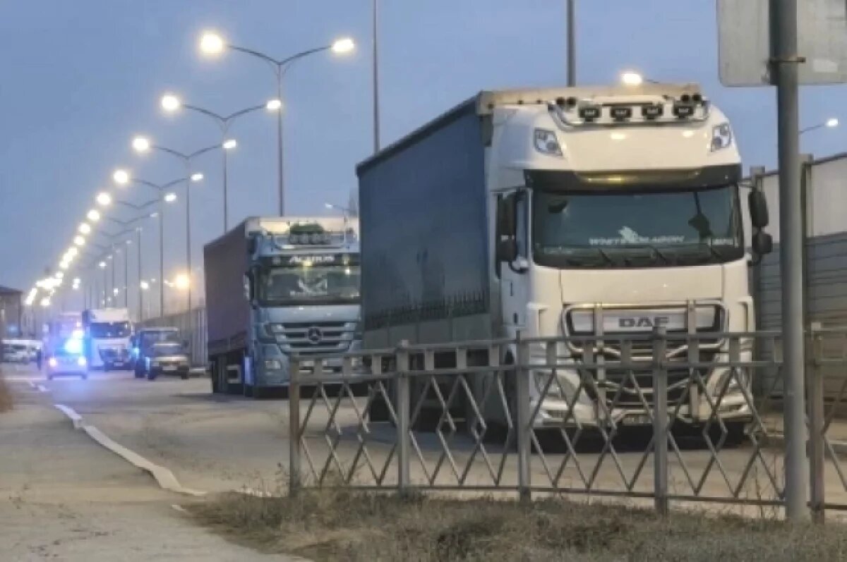    В Новосибирске сотни фур с фруктами стоят в очереди на таможне больше суток