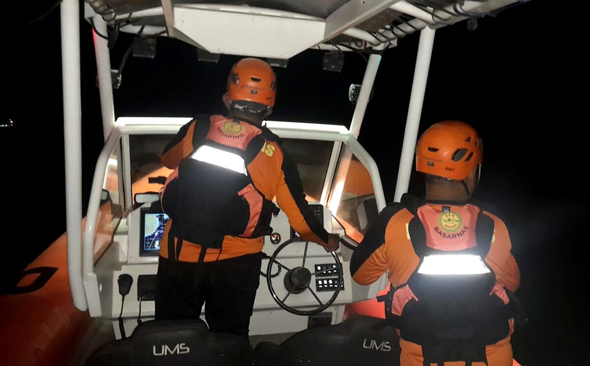    Спасатели ищут пропавших пассажиров парома, перевернувшегося недалеко от острова Бали / Источник: © Agung Kuncahya B./XinHua/Global Look Press