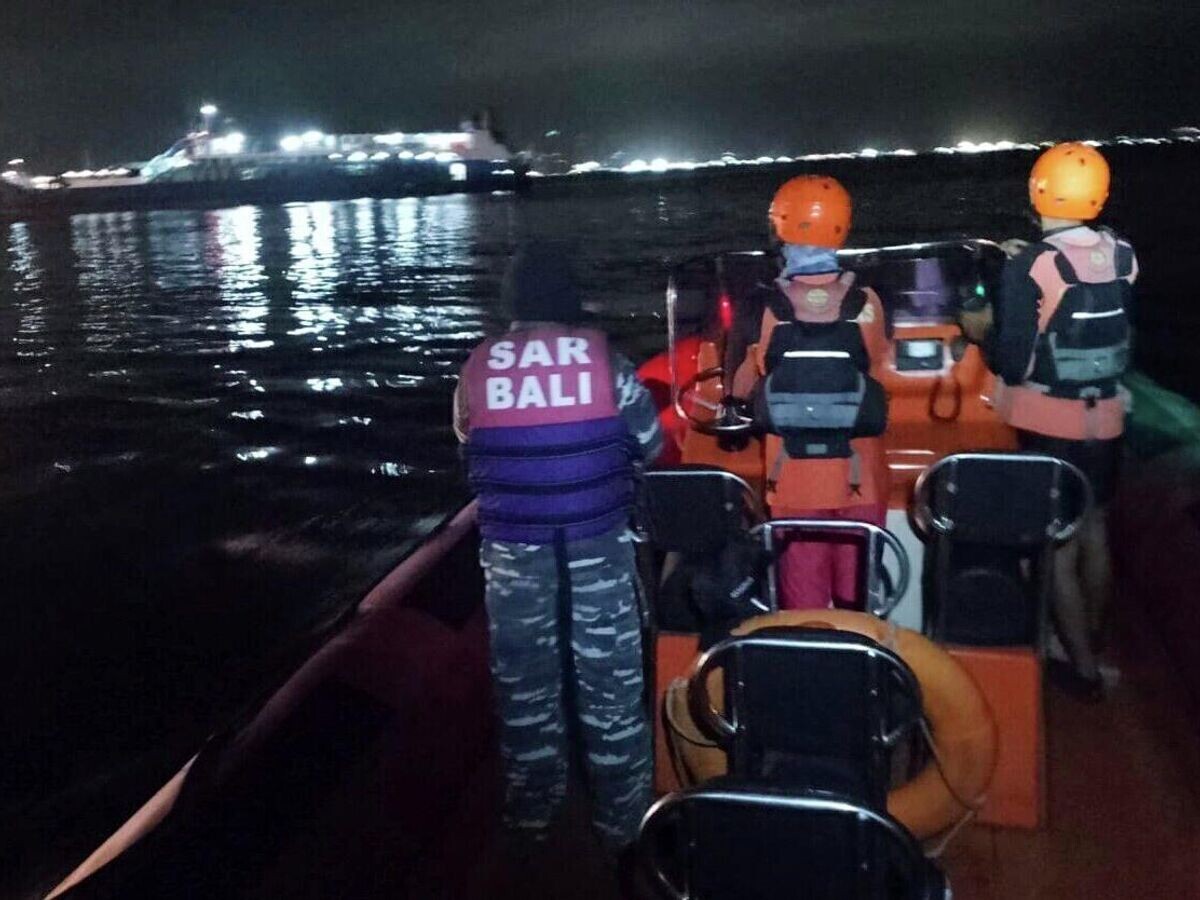    Экстренные службы на месте происшествия, где у острова Бали затонул паром© AP Photo / BASARNAS