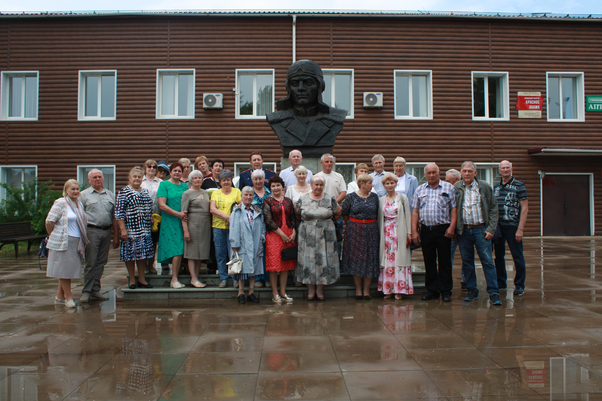 Выпускники 1975 года: «Мы очень надеемся встретиться вновь!»