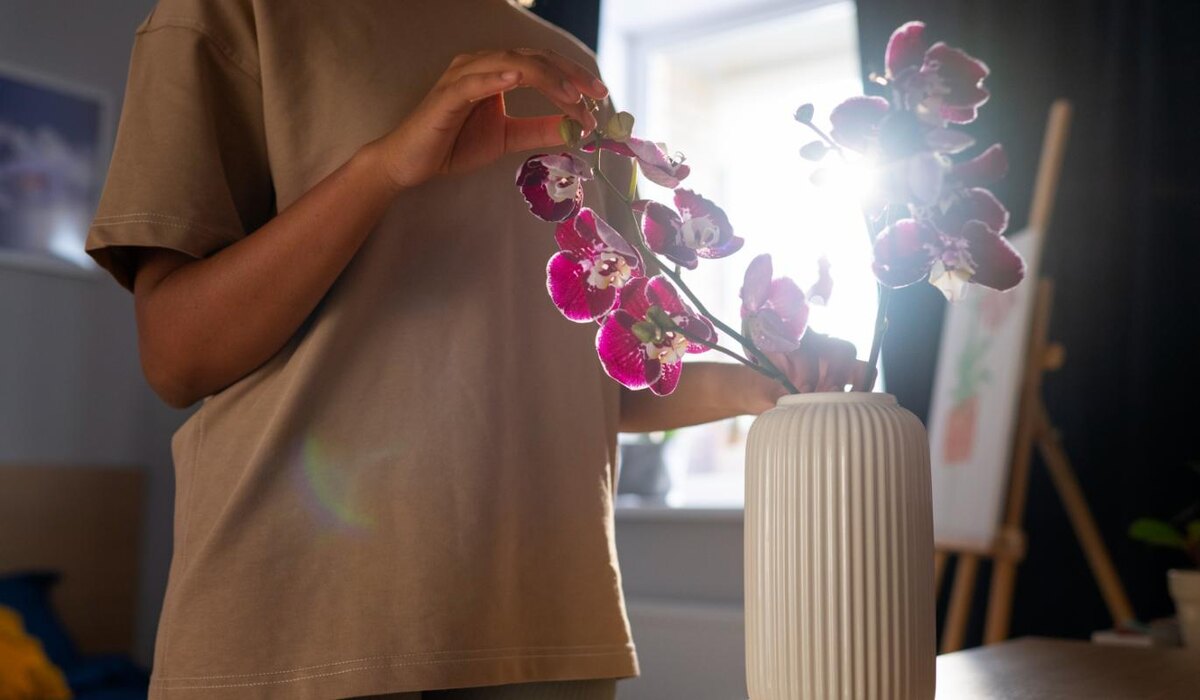     Искусственные цветы в интерьере: какие выбрать, чтобы не отличить от живых