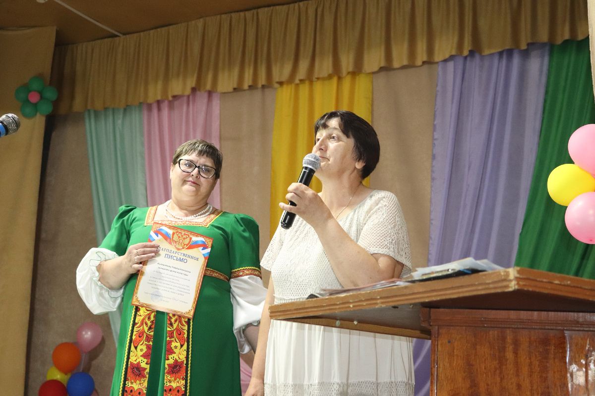 От лица всех юбиляров поздравления принимали директор СДК Ирина Кузнецова и глава Новоуспенского сельсовета Любовь Ховрич.