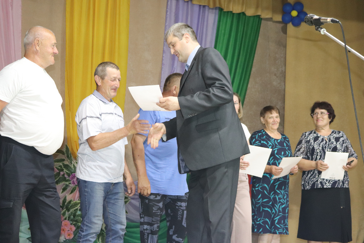 Глава Абанского района Александр Войнич вручил награды почётным труженикам села.