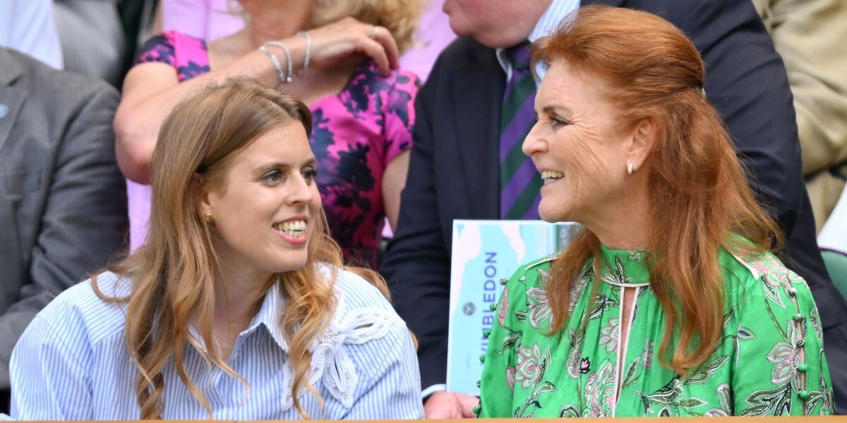 Принцесса  Беатрис и ее мать, Сара Фергюсон https://www.marieclaire.ru/vestnik/princessa-beatris-zamenila-keit-middlton-v-pervye-dni-uimbldona/