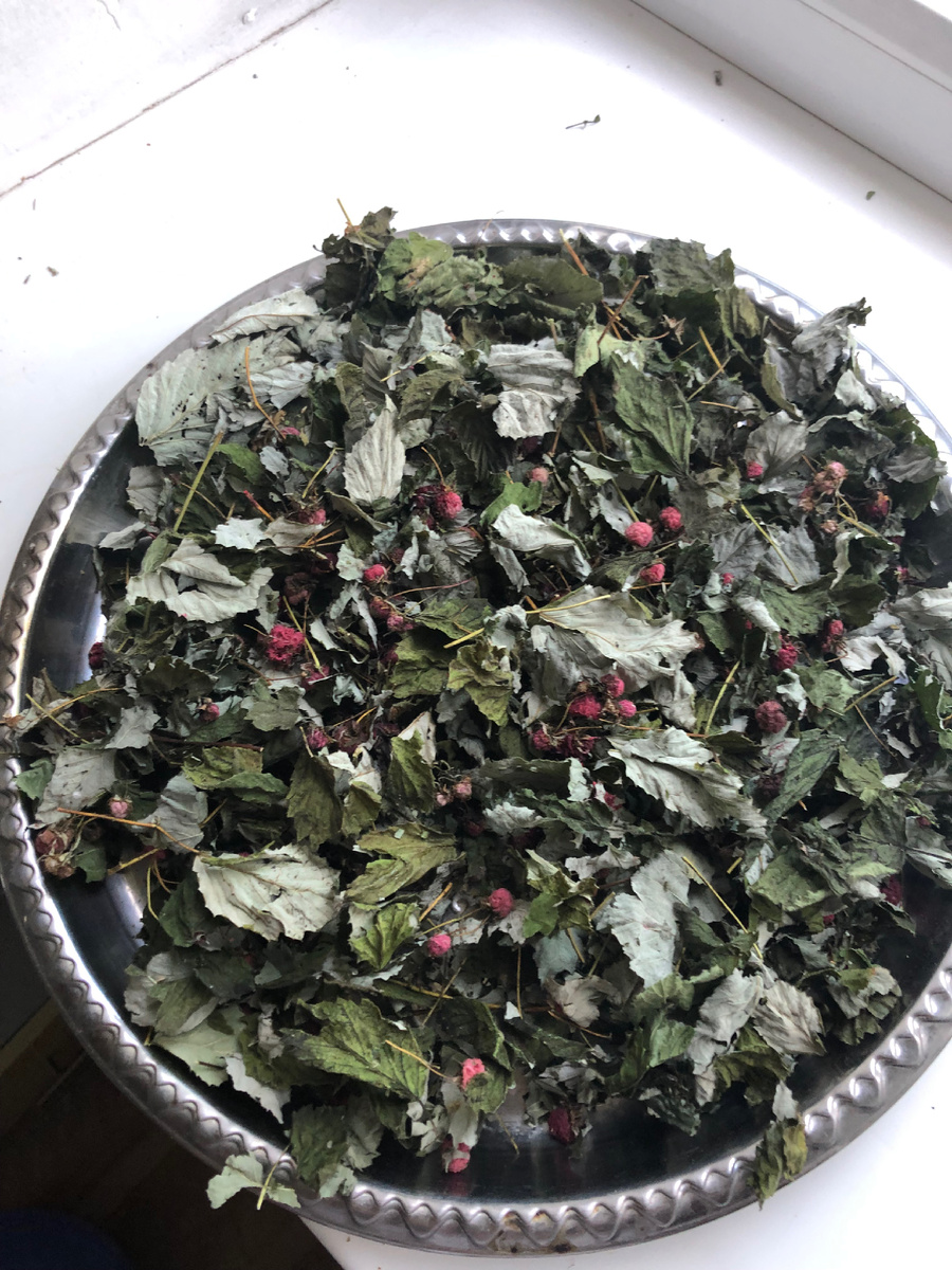 Малиновые листья