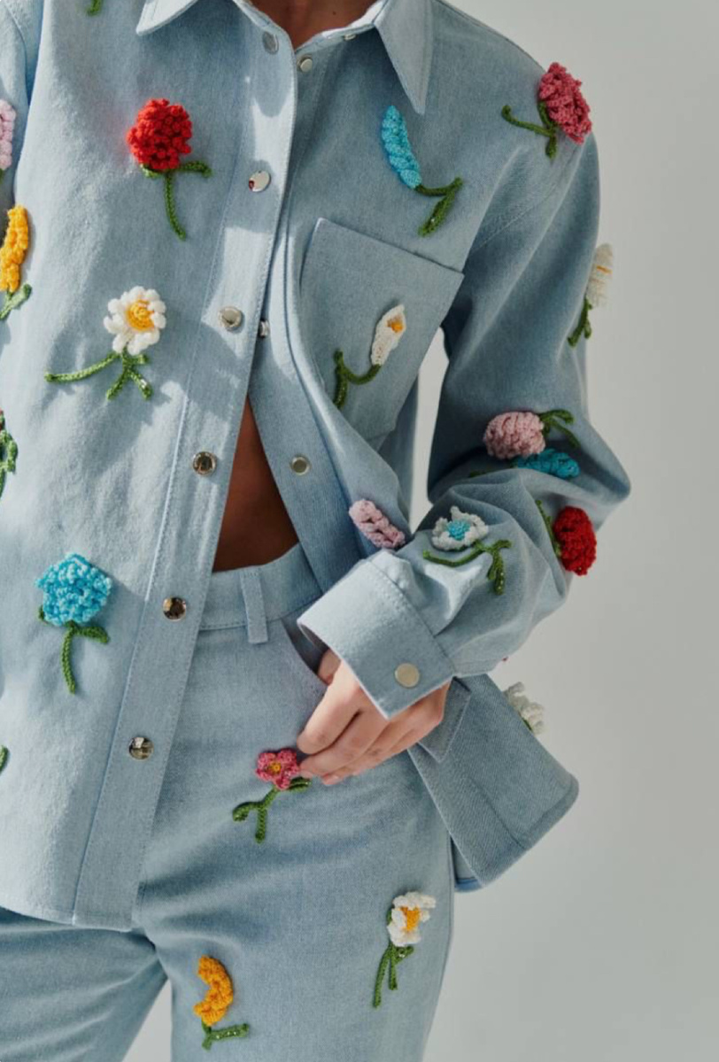 Даже на джинсовой рубашке объемные мотивы. Фото из интернета.