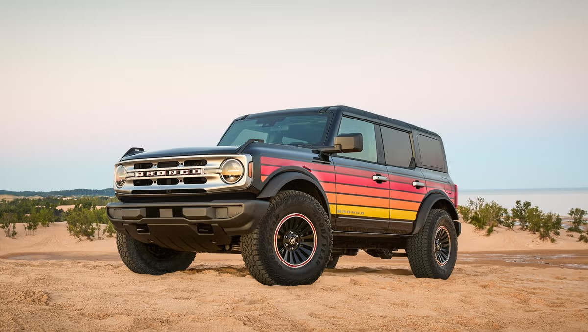 Ford Bronco предлагают покупателям в США по цене от 40 990 до 77 630 долларов. По курсу на дату подготовки обзора – от 3,22 до 6,1 млн рублей