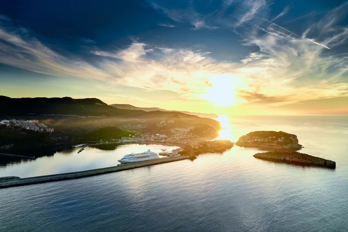 Astoria Grande в одном из портов Турции