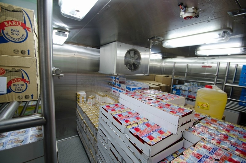 Типичная судовая провизионная камера. Именно в такой и сохранялись мои дыньки и арбузы. Именно в такой я и был заперт... температура поддерживаетс на уровне +6 градусов целсия.