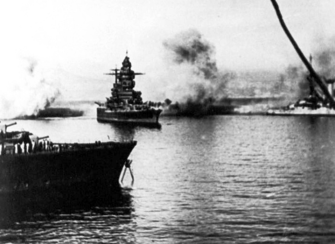 Линкор «Страсбург» под огнём британских кораблей. 3 июля 1940 года. Автор исходного фото - Jacques Mulard.