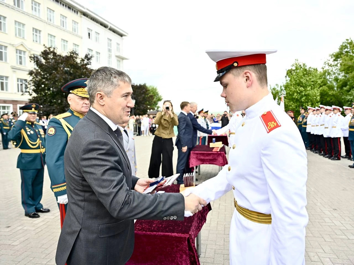Губернатор Дмитрий Махонин вручил аттестаты выпускникам Пермского суворовского военного училища, которые показали лучшие результаты в учебе