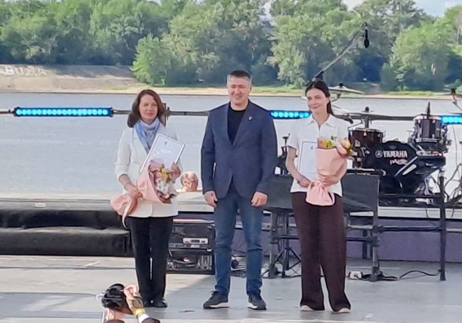 
Глава региона Дмитрий Махонин на церемонии награждения с кунгурской выпускницей лицея № 1 Марией Денисенко и её педагогом - учителем истории Мариной Владимировной Комягиной