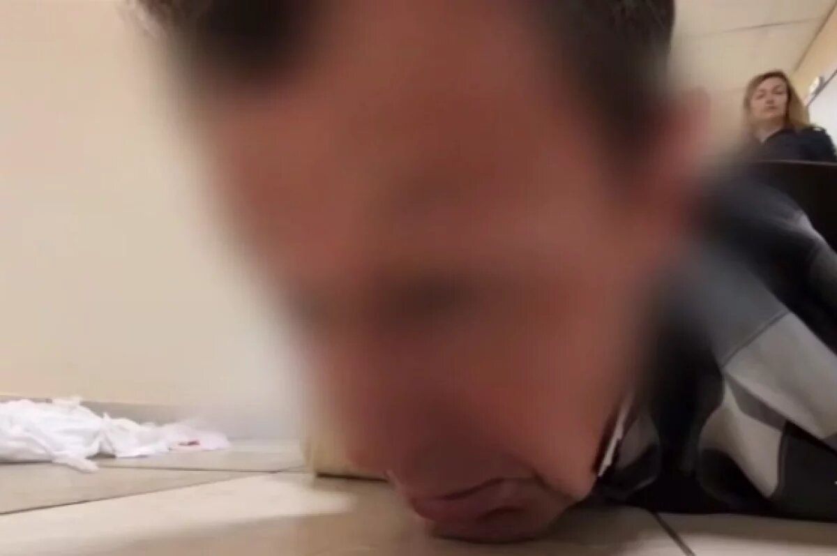    Появилось видео задержания мужчины, напавшего на медиков в Иркутске