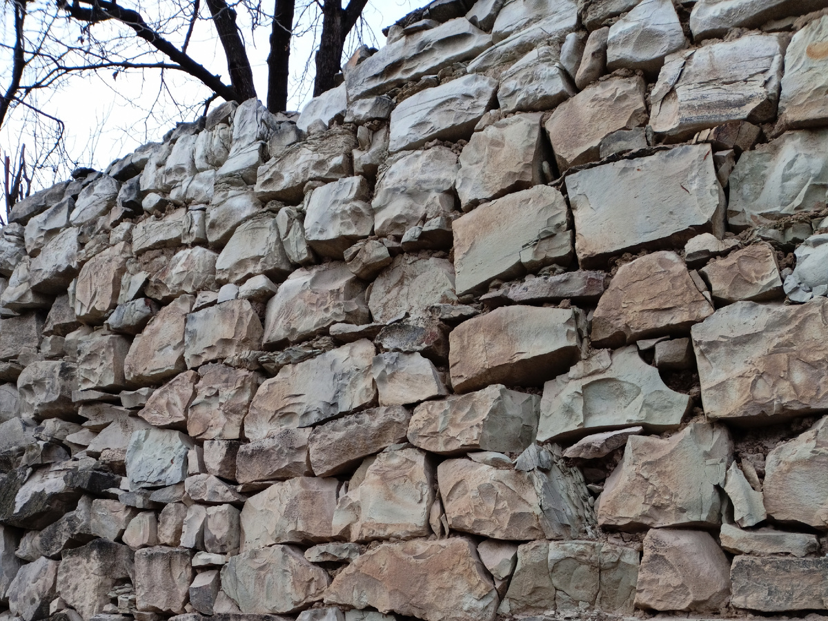 Фото автора: каменная кладка "стена" в горном селе (Дагестан, январь 2024)