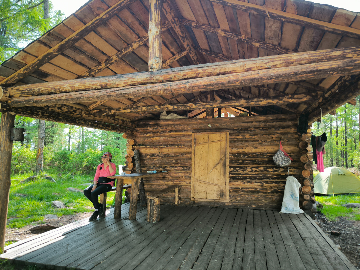 Изба у озер