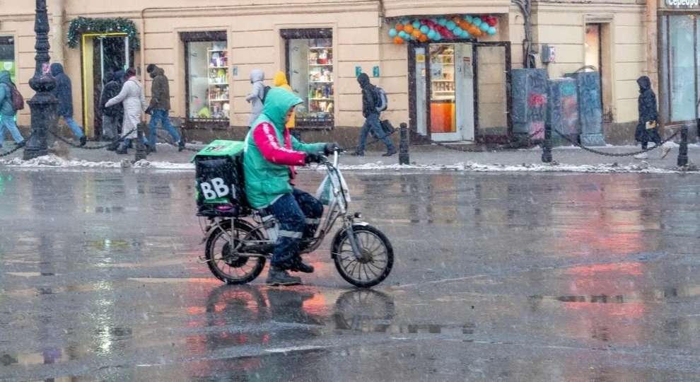 В Смольном рассказали о способах контроля за курьерами на велосипедах и самокатах