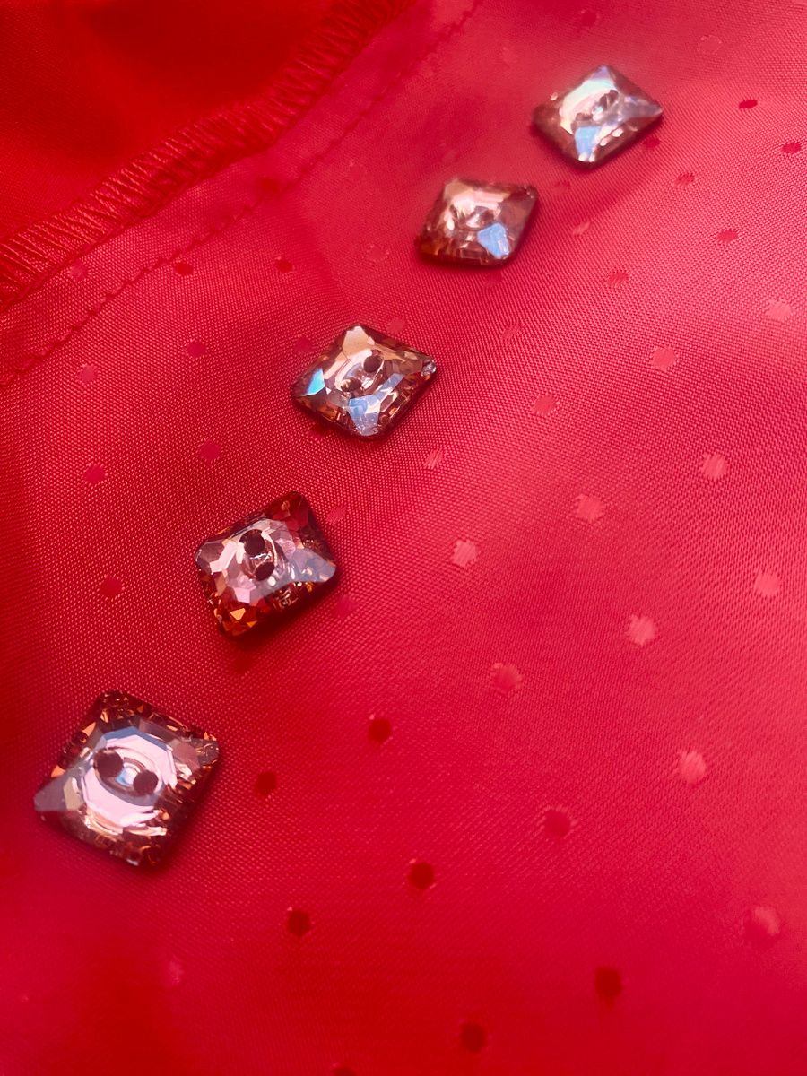 Когда не смогла найти подходящие пуговицы, выбрала Сваровски