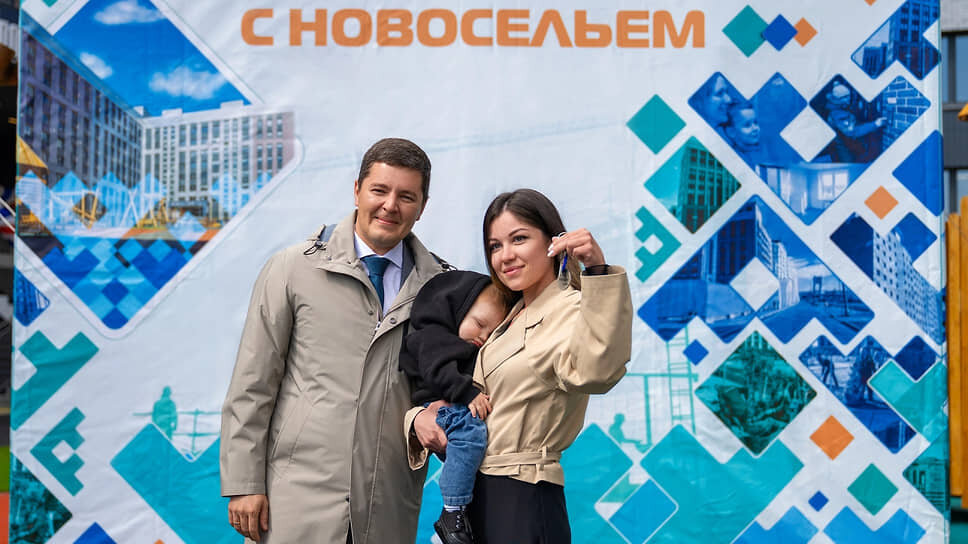 Дмитрий Артюхов (слева).📷Фото: Пресс-служба губернатора ЯНАО