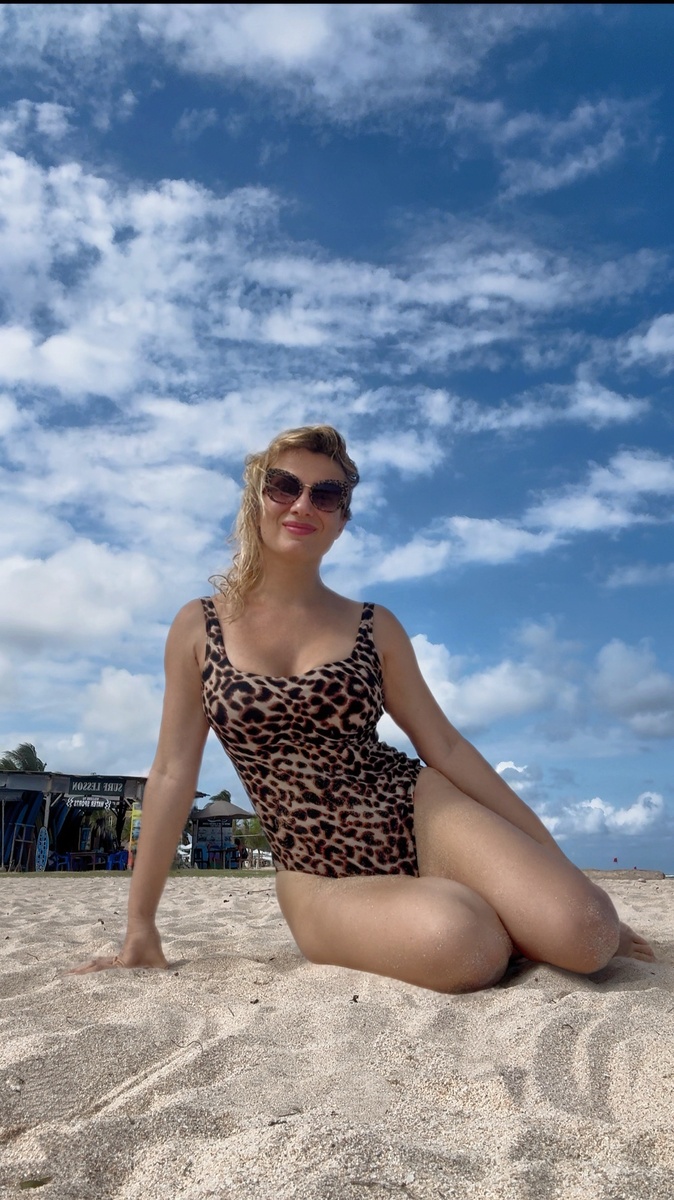 Это ваша мадама сегодня на пляже 