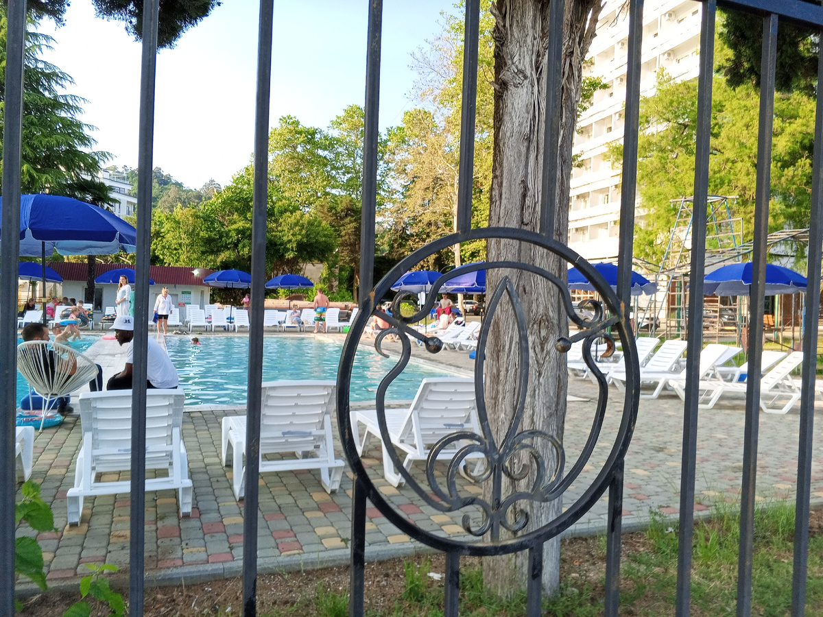 Территория отеля "Страна Души". Сухум-2025