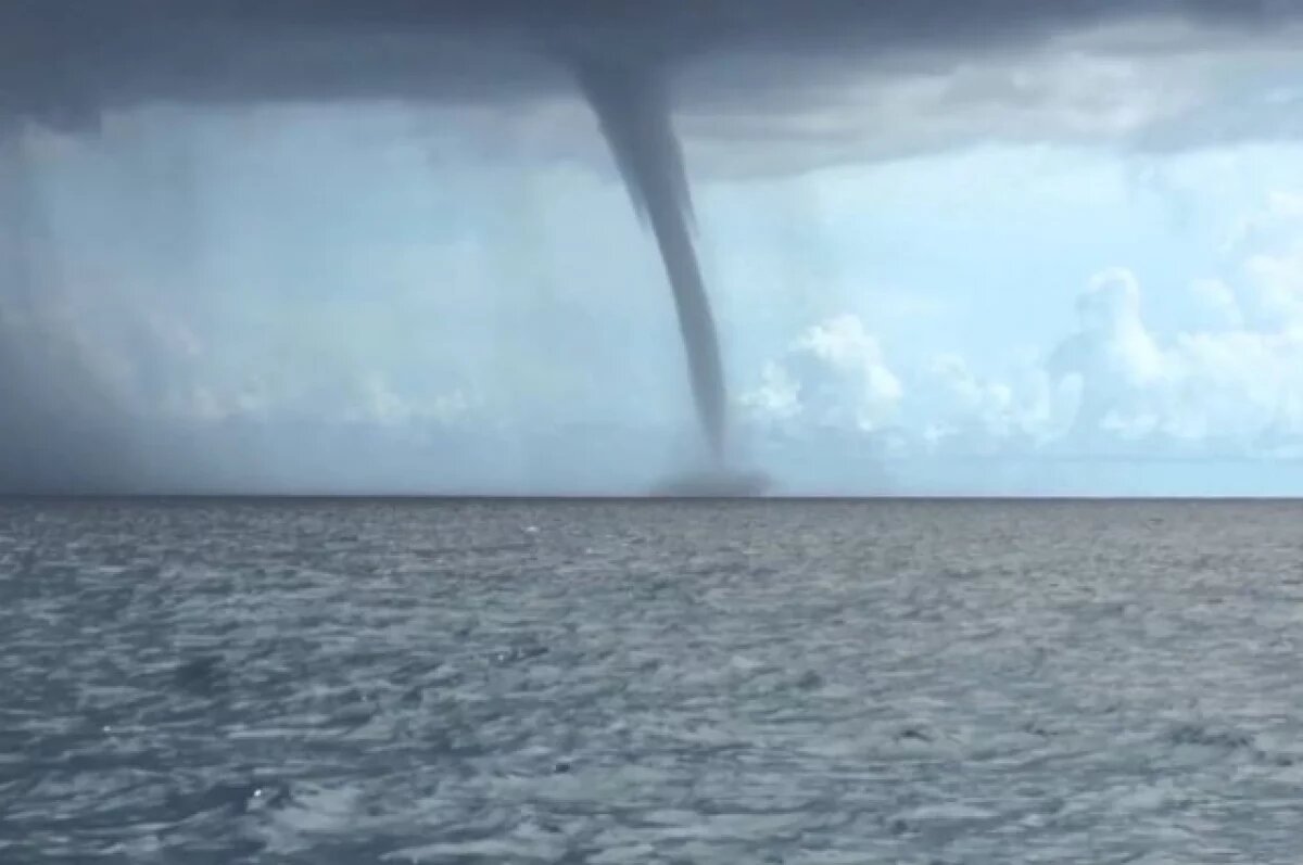    В Сочи объявлено штормовое предупреждение из-за угрозы смерчей над морем