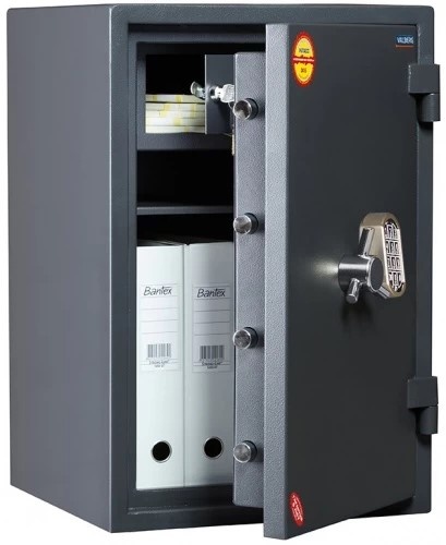 Сейф Valberg Гранит 65T EL надёжно защищён от инструментов взломщиков пластиной из твёрдого сплава; кроме того, при попытке выбить его срабатывает аварийная система блокировки ригелей. 