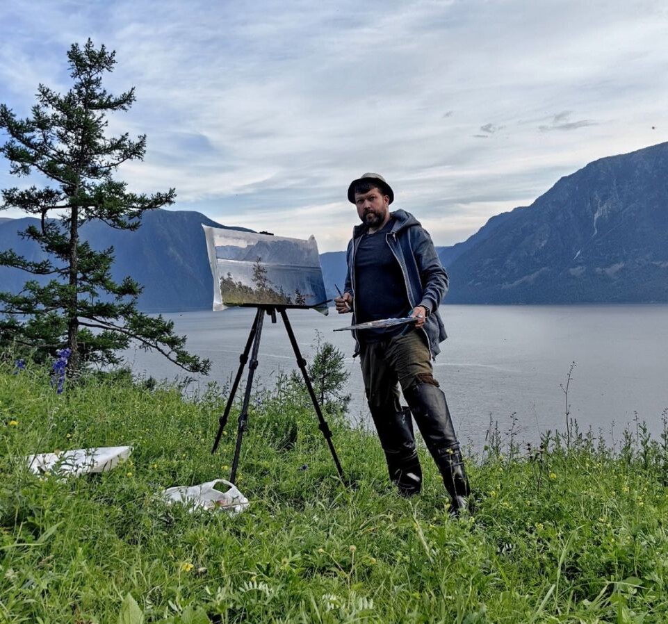    Художник Андрей Прохров в Алтайском заповеднике. Источник: t.me/altzap