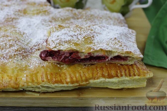 тесто слоёное замороженное, вишня, масло сливочное, мёд, сахар, крахмал кукурузный, сметана, корица молотая, желток, сахарная пудра