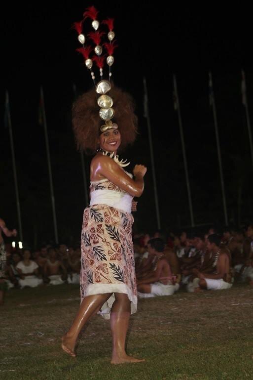 Самоанская танцовщица в традиционном сиапо