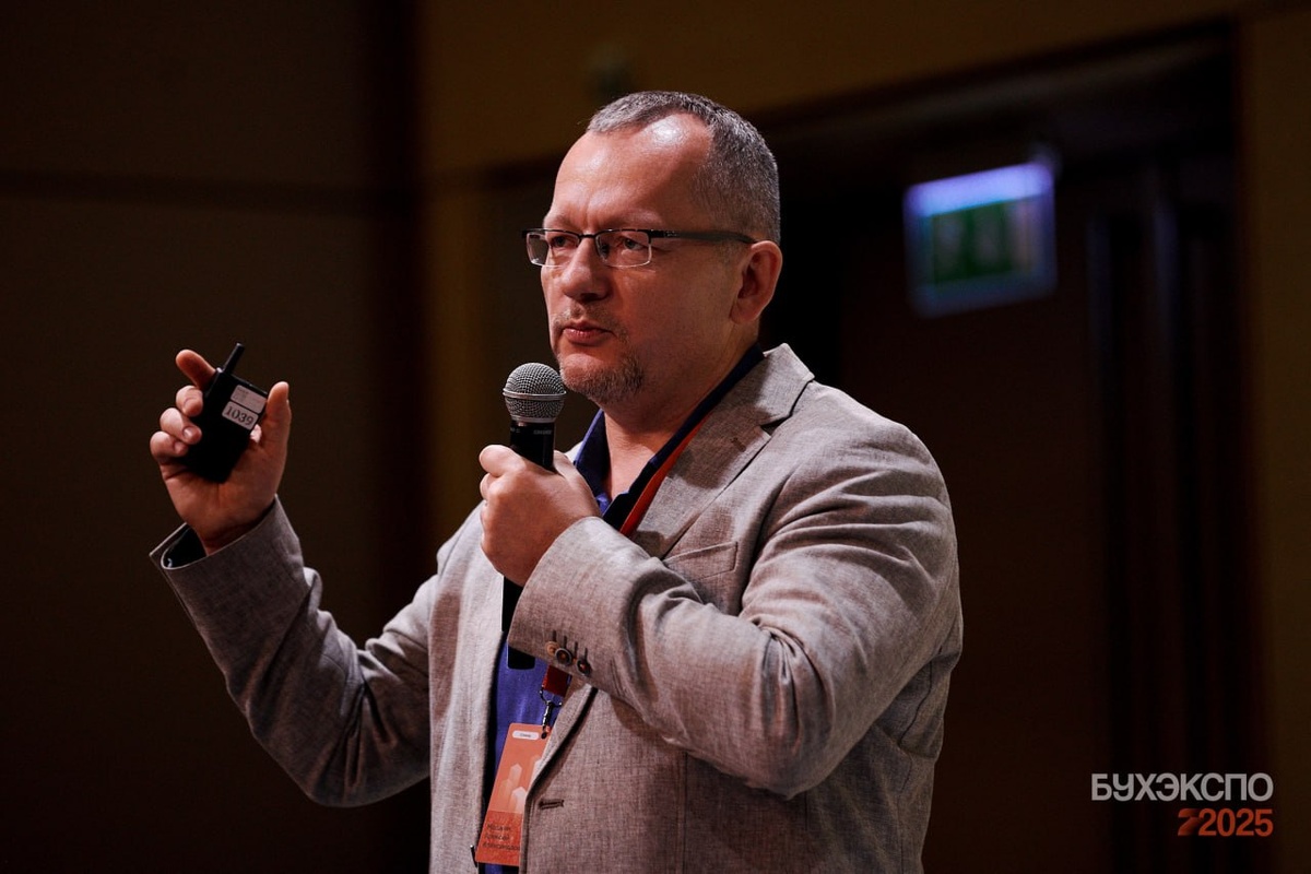 В руках у меня кликер - пульт для переключения слайдов на презентации. 