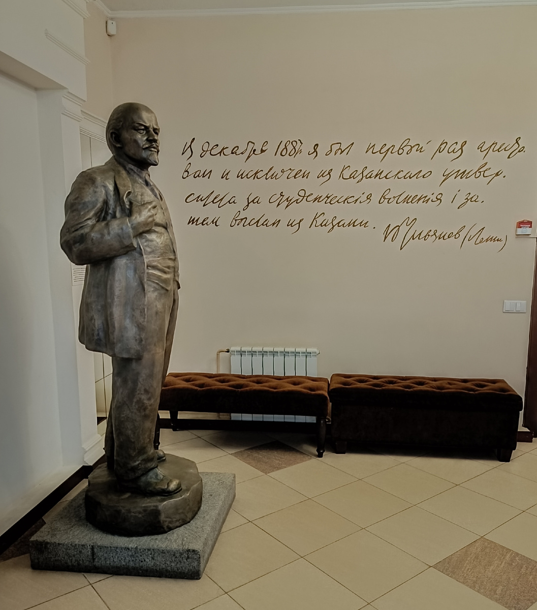 Владимир Ильич нас встречает на самом входе в музей. Фото автора канала