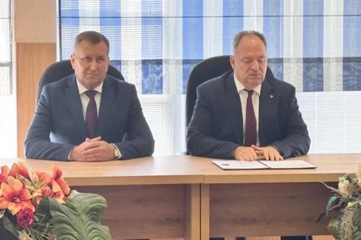    Александр Михайлов (слева) и председатель Волгоградского облсуда Алексей Глухов.