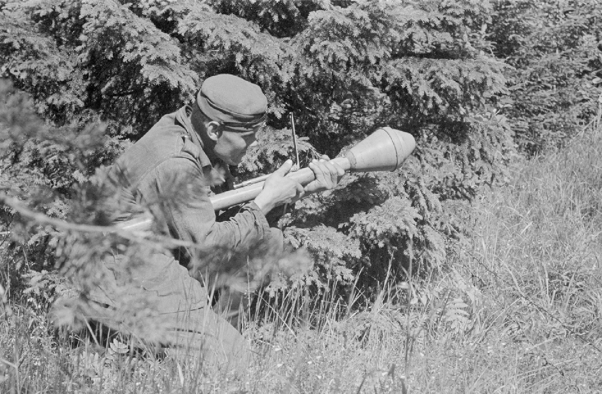 Финский противотанкист сержант Вилхо Эйно Виикари из артиллерийской роты 44-го пехотного полка позирует с противотанковым гранатометом германского производства "Панцерфауст". Карелия, район Питкяранты, начало июля 1944 года.