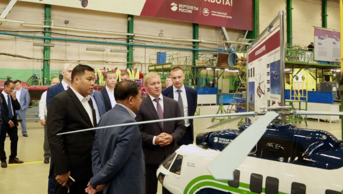 Генеральный директор У-УАЗ Алексей Козлов демонстрирует гостям из дружественной Мьянмы модель вертолета / Фото: пресс-служба У-УАЗ