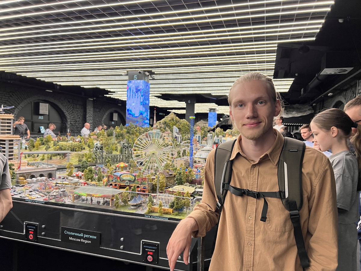 Привет! Это я на фоне макета