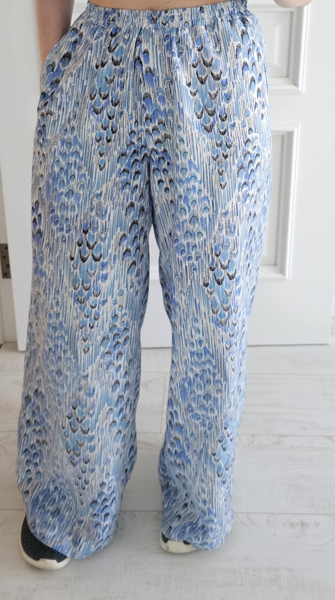 Ткань -винтаж. Но для лета это 100% попадание - очень комфортно в носке в +34°С