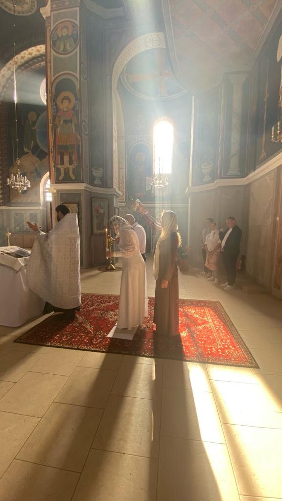 Прожив  20 лет вместе, решили обвенчаться. 