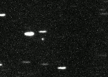 Это gif-анимация межзвездной кометы 3I/ATLAS (ранее A11pl3Z), движущейся по звездному полю. Каждый кадр представляет собой 600-секундную экспозицию, на которой телескоп активно следит за объектом, поэтому звезды кажутся вытянутыми, а сам объект - точечным. Эти снимки были сделаны 0,43-метровым телескопом Deep Random Survey в Чили. Снимки, сделанные 2 июля 2025 года, 00:42-01:23 UT Отдельные белые пиксели на изображении являются горячими (дефектными) пикселями в камере.