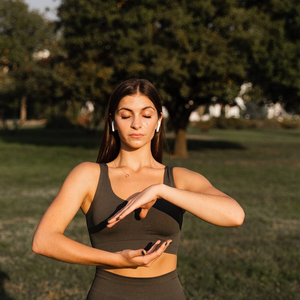 Можно просто держать руки у груди или области желудка!