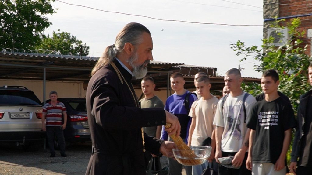    Отец Виктор благословил тимашевских призывников на службу Знамя Труда