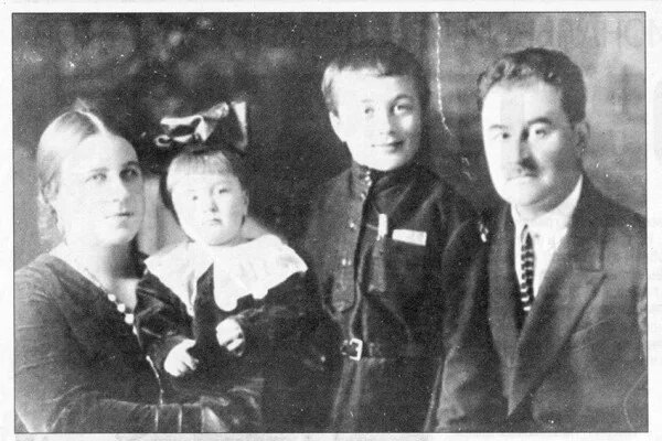 Михаил Кульчицкий в детстве в кругу семьи.