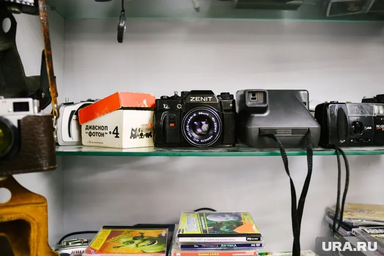 Юные тюменцы скупают все, на что хватит финансов: от фотокамер до открыток
Фото: Никита Сабашников © URA.RU