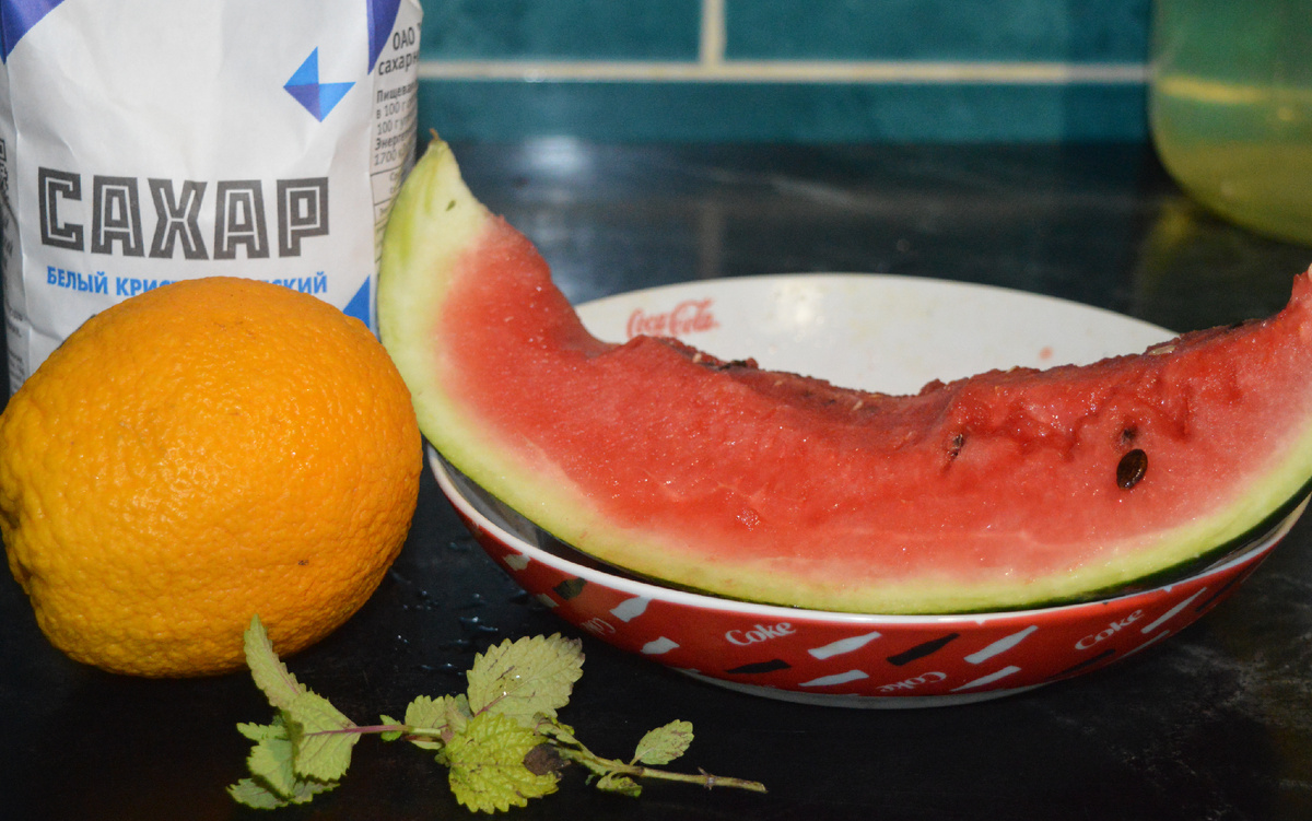 Компот из арбуза. Шаг 1. Фото: канал Три рецепта.