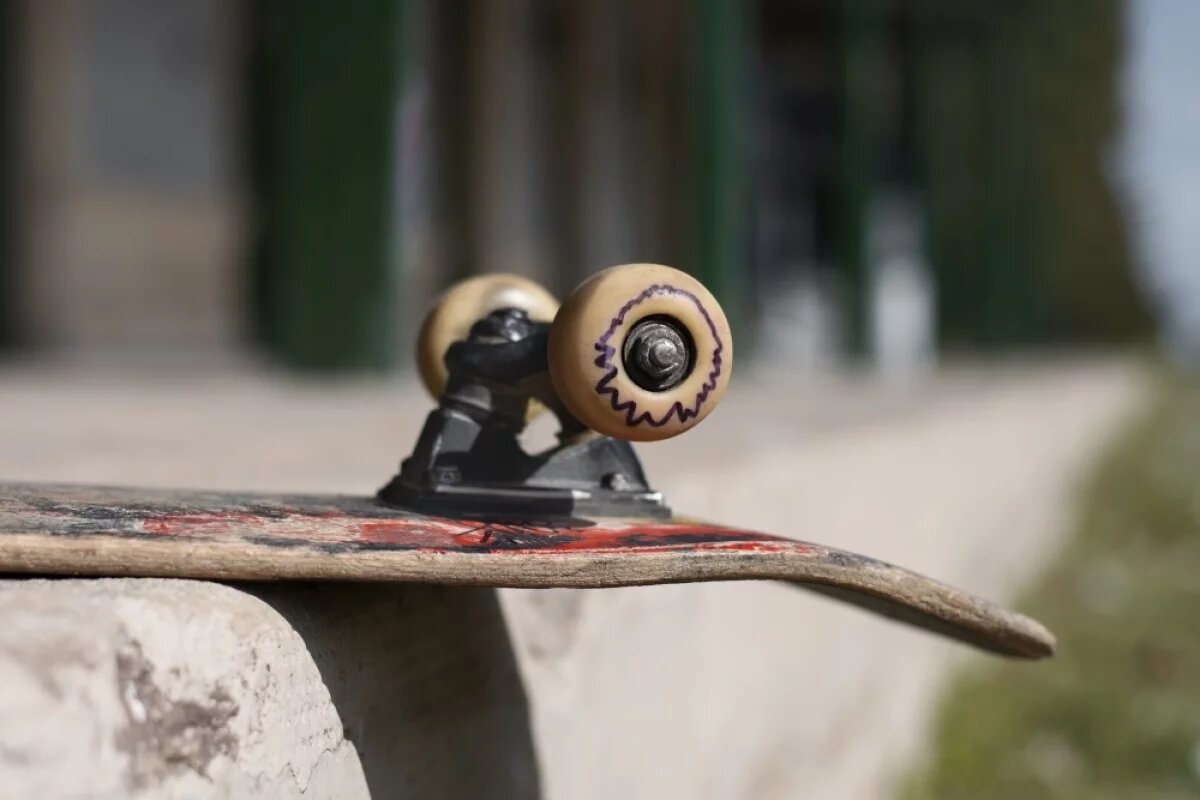    В Тюменской области ребенок пострадал от упавшего с балкона скейтборда