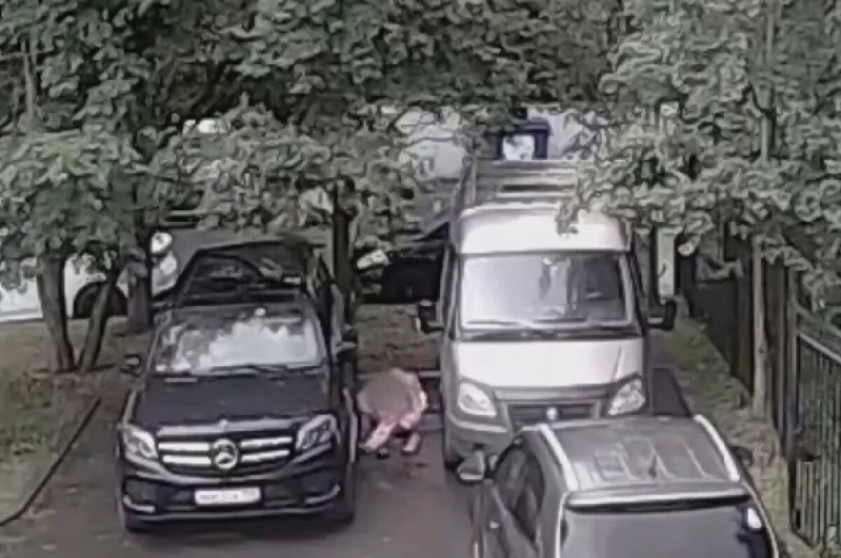    Момент закладки девушкой бомбы под машину в Петербурге попал на видео