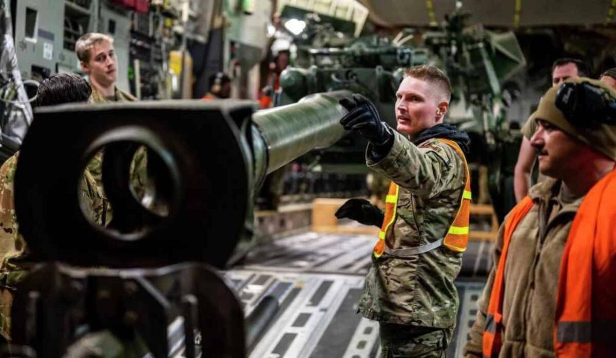     Выгрузка гаубиц для Украины. Источник: ria.ru Автор фото: Staff Sgt. Shawn White