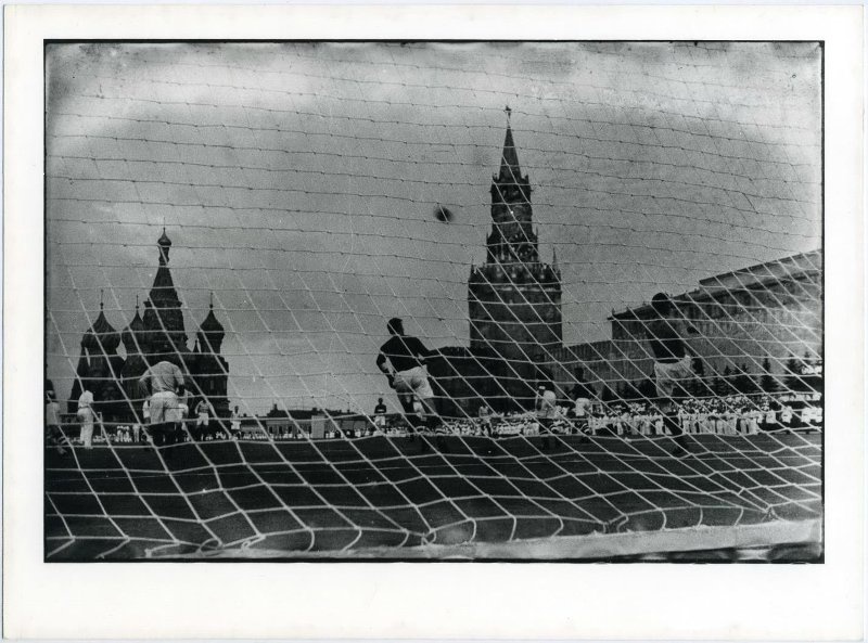 Футбол на Красной площади после физкультурного парада. Анатолий Егоров, 1936 год, г. Москва, Красная пл., МАММ/МДФ.
