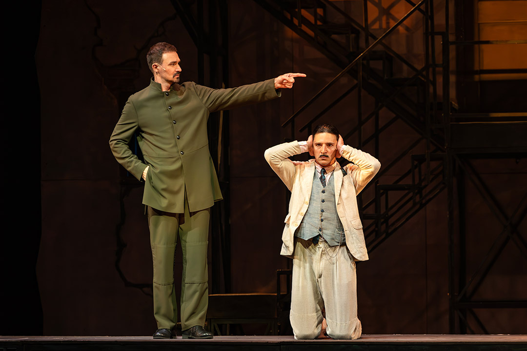    Фото Дианы Токмаковой. Диалог в этом мире может быть и без слушателя. Порфирий Петрович (Сергей Стукалов) и Лужин (Иван Федорук)